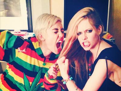 Konser di Kanada, Miley Cyrus Bertengkar dengan Avril Lavigne!